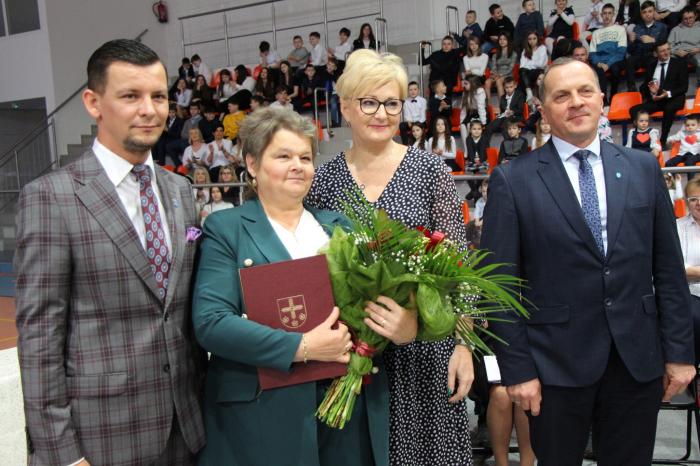 na zdjęciu pozuje Wójt, Sekretarz, Dyrektor szkoły podstawowej w OStrowitem oraz Przewodniczący Rady Gminy